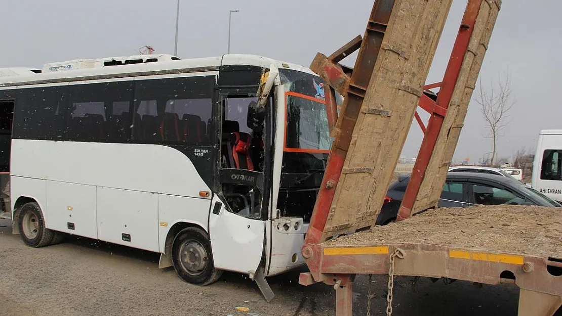 Servis aracı tıra arkadan çarptı, 7 öğrenci hafif şekilde yaralandı