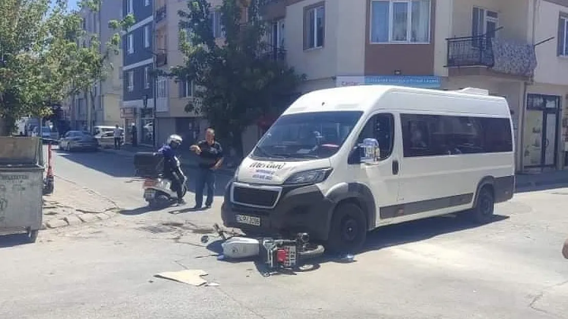 Servis aracının altına giren motosikletin sürücüsü yaralandı