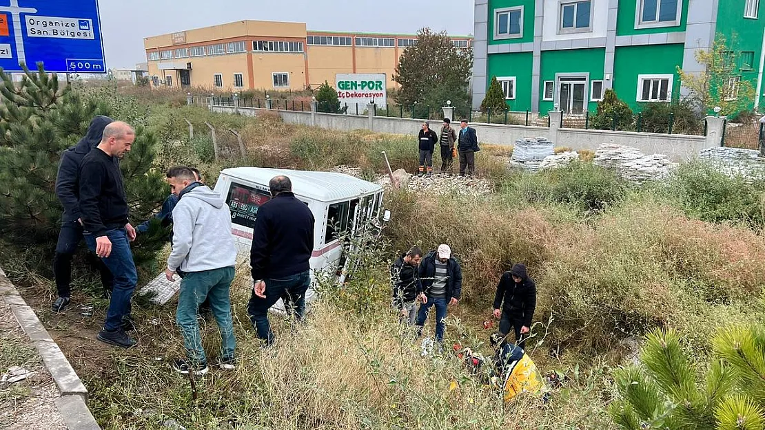 Servis aracının otomobille çarpıştığı kazada 14 kişi yaralandı