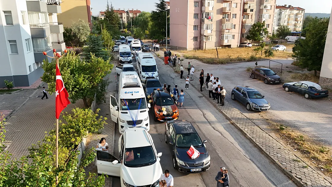 Servis Araçlarından Renkli Düğün Konvoyu