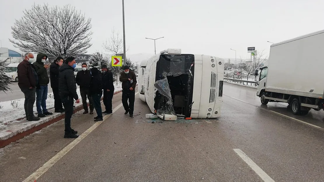 Servis otobüsü devrildi: 10 yaralı