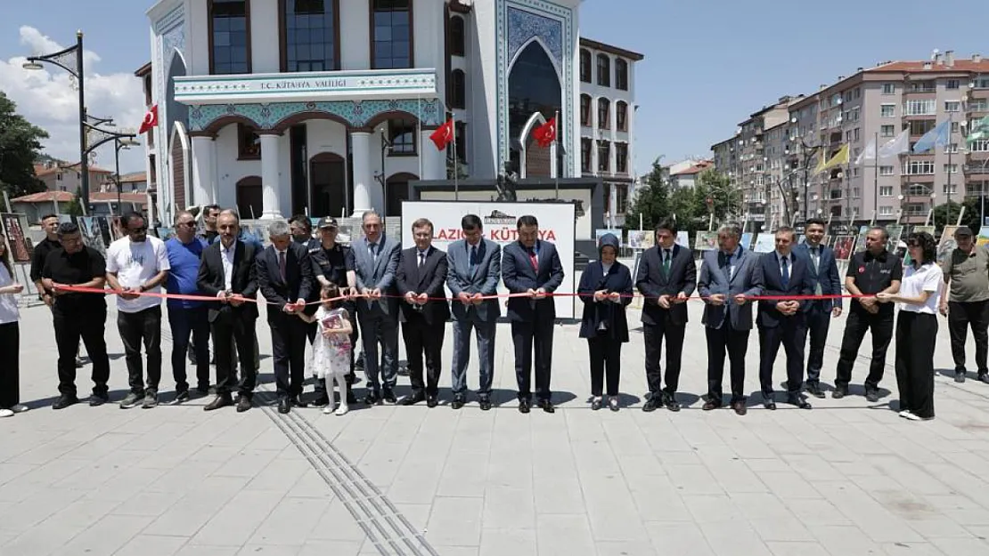 'Sesin ve Rengin Yolculuğu' Resim Sergisi valilik önünde açıldı