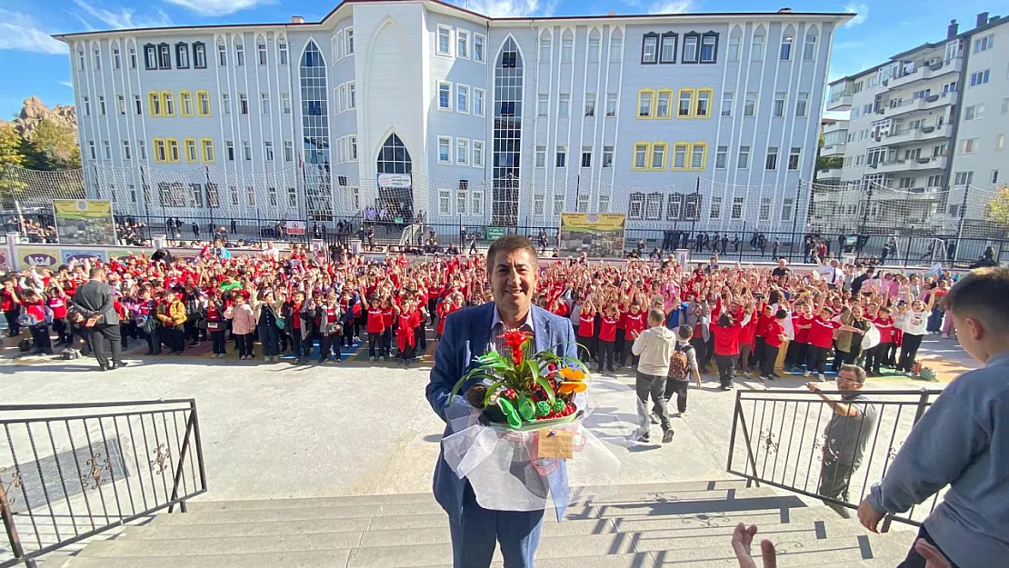 Sevilen Müdür, Krallar Gibi Karşılandı