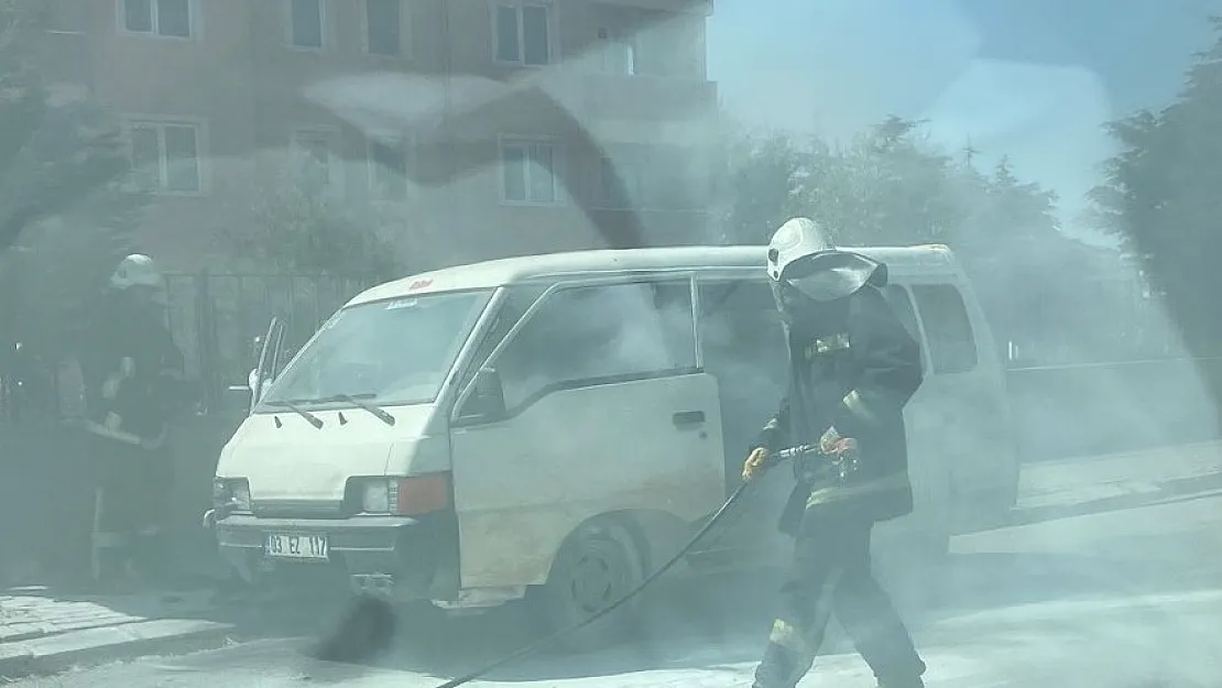 Seyir halindeki kamyonette çıkan yangın paniğe neden oldu