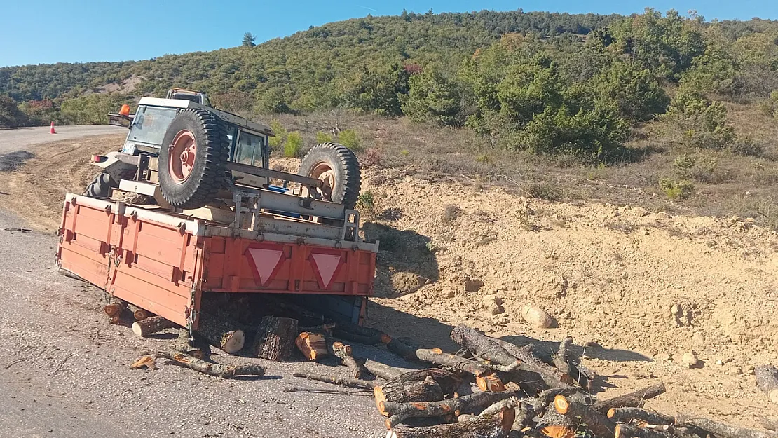 Seyir Halindeki Traktör Römorku Devrildi: Sürücü Yaralandı