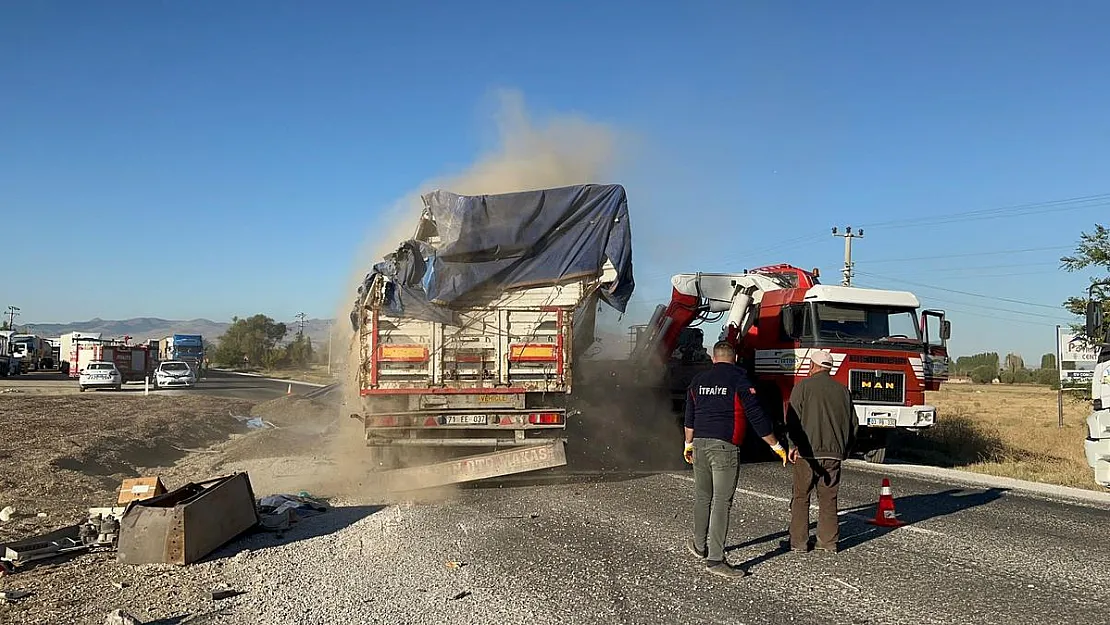 Sıcak asfalt yüklü tanker ile çekirdek yüklü tır çarpıştı