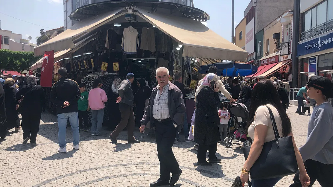 Sıcak Havayı Fırsat Bilen Vatandaşlar Çarşıya Akın Etti