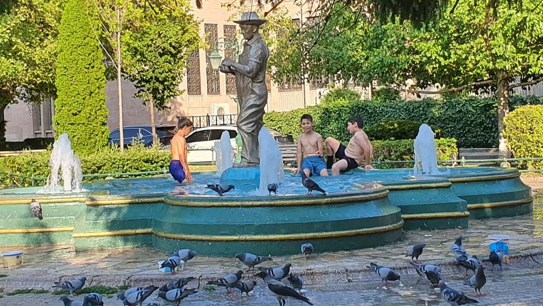 Sıcaklardan Bunalan Çocuklar Süs Havuzuna Girerek Serinlemeye