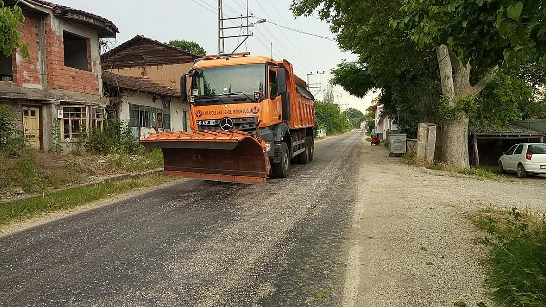 Sıcaktan eriyen asfalta karayolları ekiplerince mıcır döküldü