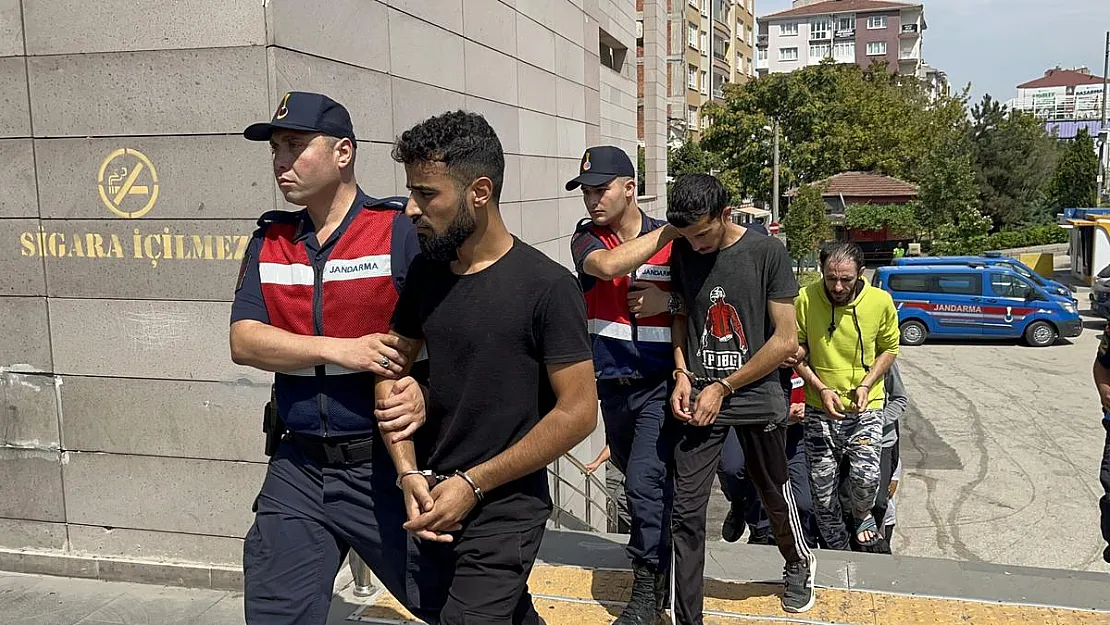 Silah zoruyla küçükbaş hayvan ve para gasp eden yabancı uyruklu 7 şahıs adliyeye sevk edildi