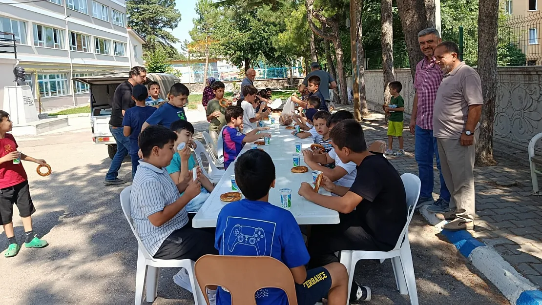 Simav'da Yaz Kur'an Kursu Öğrencileri Yapılan İkramlarla Ödüllendiriliyor