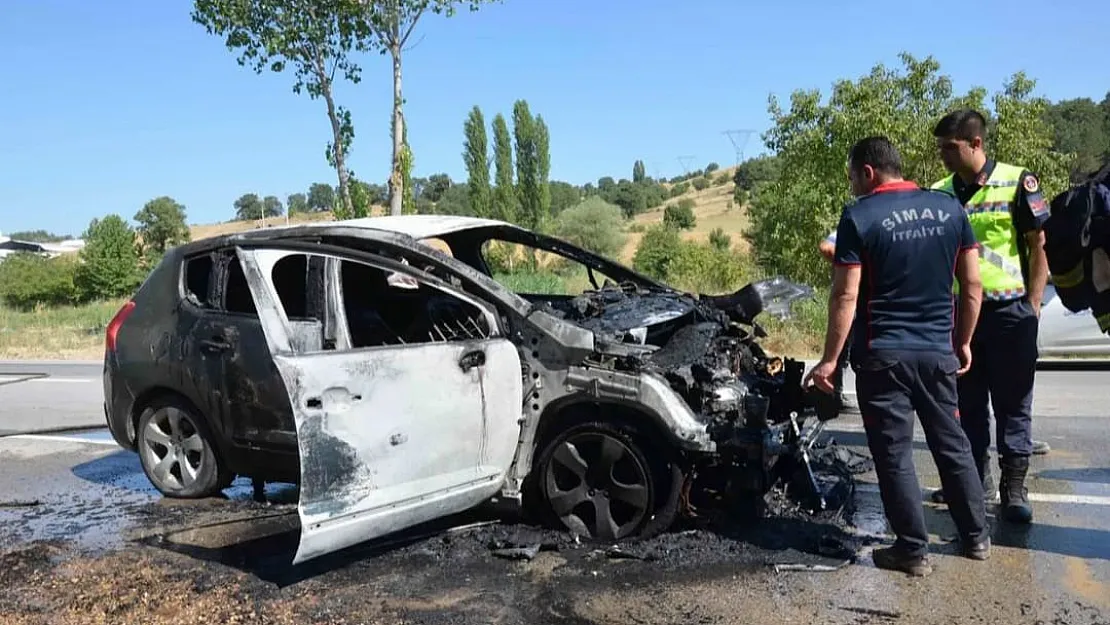 Simav’da seyir halindeyken yanan araç küle döndü