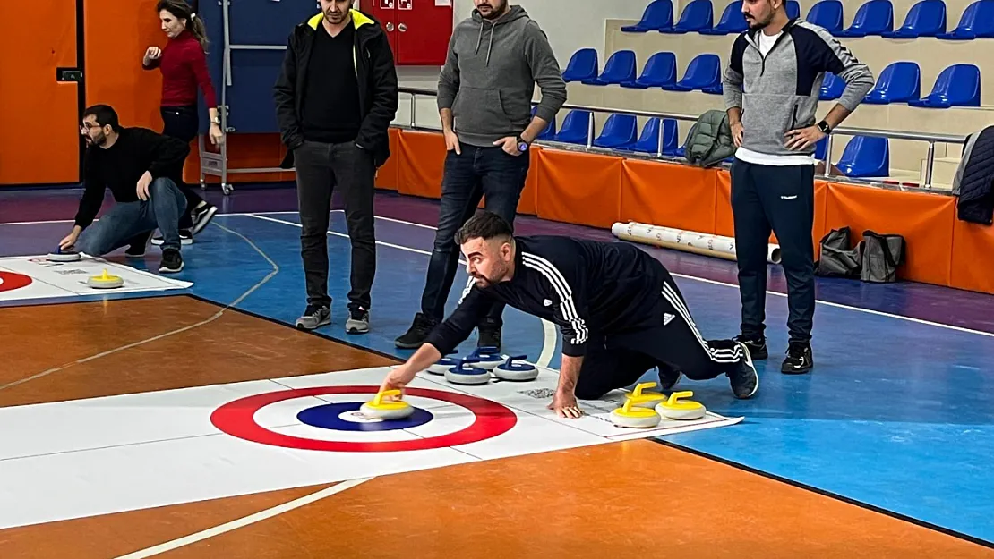 Sinanpaşa'da Öğretmenler Arası Floor Curling Turnuvası Tamamlandı