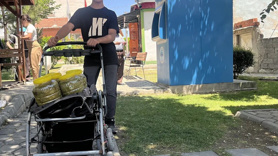 Sokak Sokak Dolaşıp Bebek Arabasına Yüklediği Salamura Yaprakları Satıyor