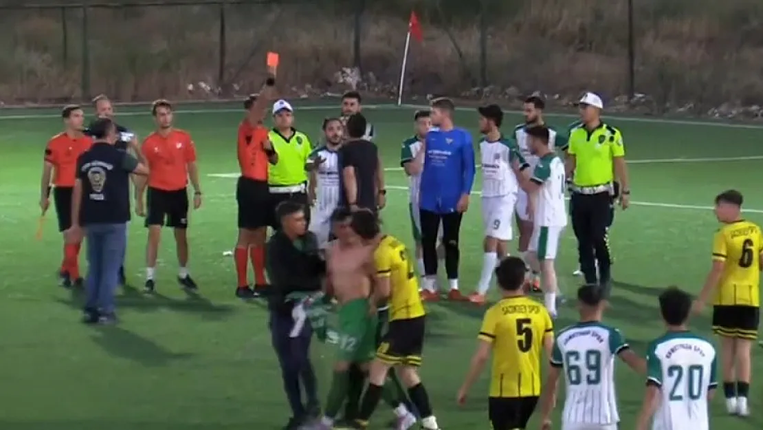 Son Saniyede Atılan Gol Sayılmayınca Saha Karıştı