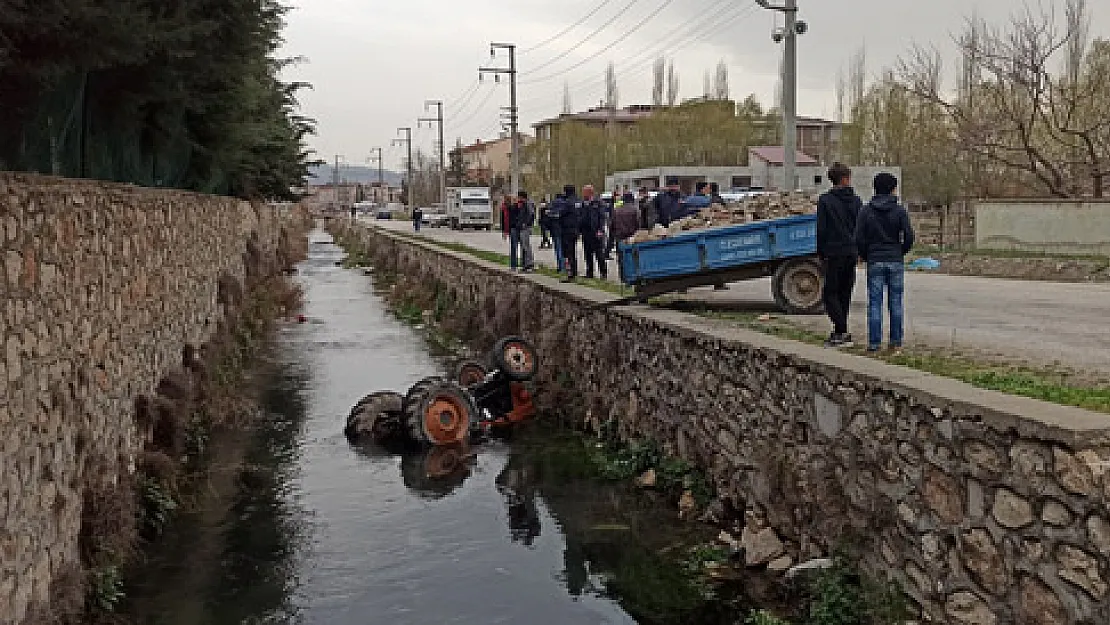 Su kanalına devrilen traktörün sürücüsü yaralandı