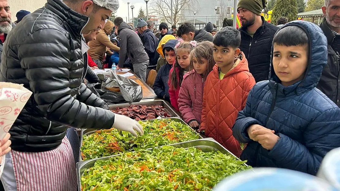 Sucuk mangalları depremzedeler için yandı