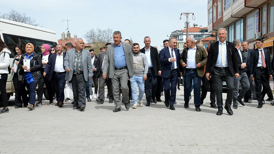 Şuhut Mustafa Enis Arabacı'yı bağrına bastı