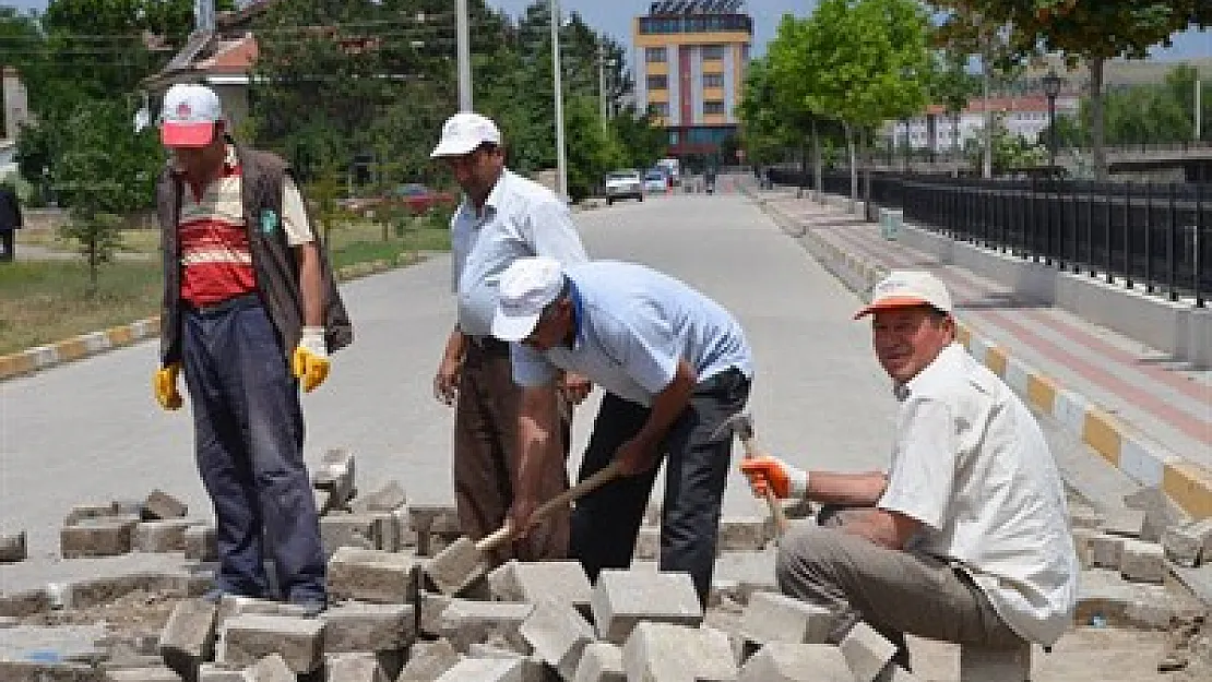 Şuhut sokaklarına hız kasisleri yapılıyor