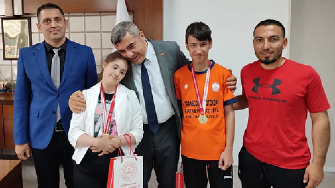 Sünnetci özel dereceli  sporculara hediye verdi