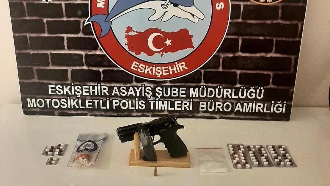 Şüpheli şahısların aracında uyuşturucu madde ve ruhsatsız silah ele geçirildi