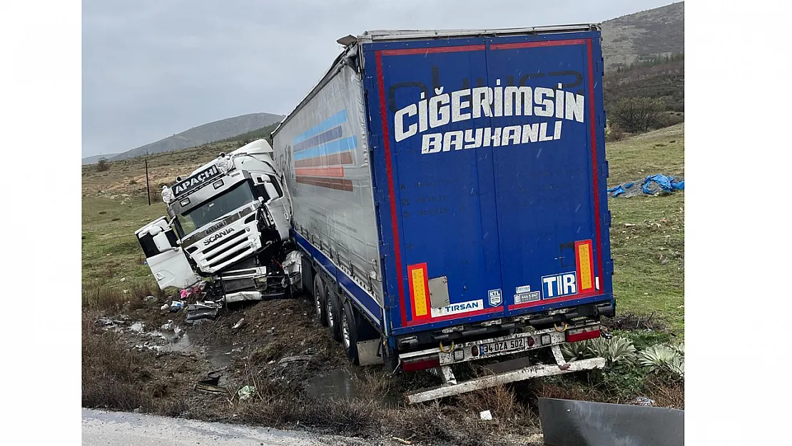 Sürücünün Dalgınlığı Pahalıya Patladı! Başağaç Rampası'nda Korkutan Kaza