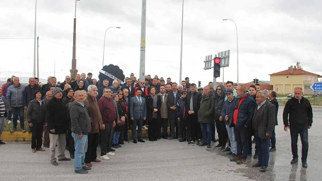 Suvermez kavşağı için siyah çelenkli protesto