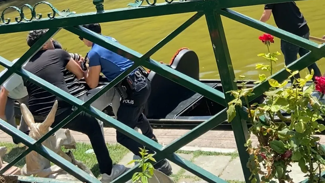 Suya Atlamaya Çalışan Kadına Turist Gibi Gondola Binen Sivil Polisler Engel Oldu