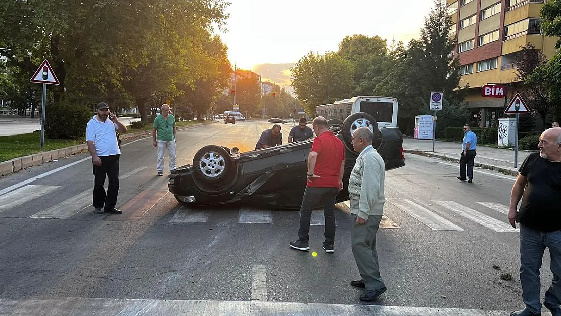 Takla atan araç içinde kalan sürücüyü çevredeki vatandaşlar kurtardı