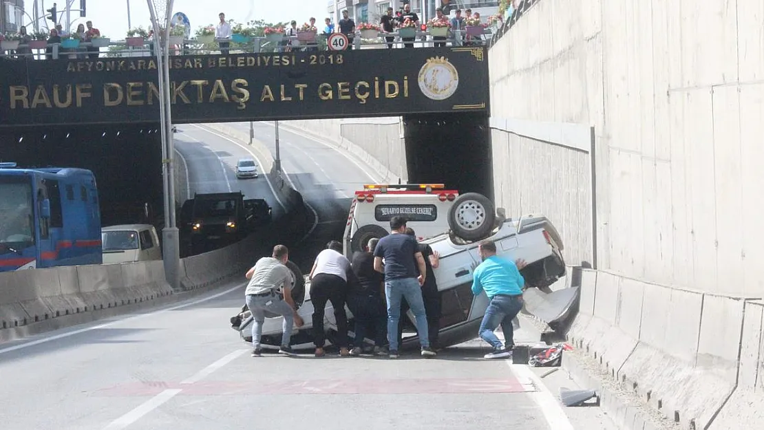 Takla atan otomobilde 2 kişi yaralandı