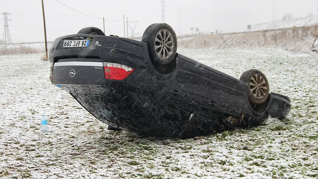 Takla atıp 50 metre sürüklenen aracın sürücüsü kazayı hafif yaralı atlattı