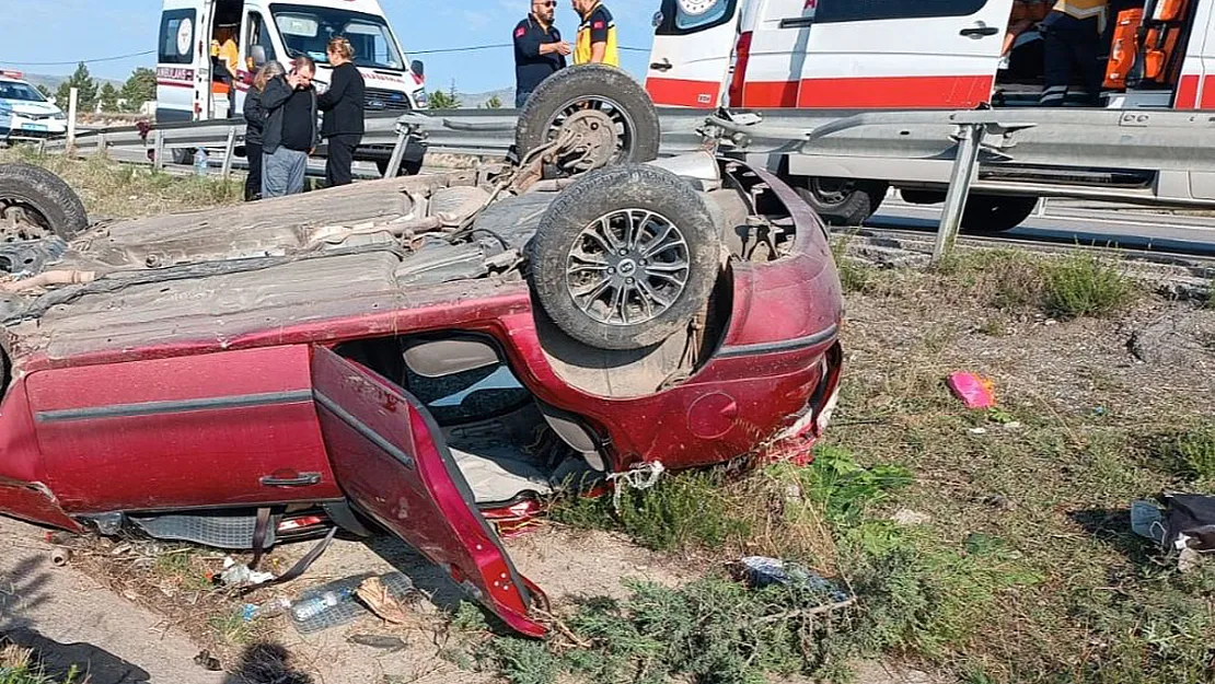 Takla Atıp Hurdaya Dönen Otomobilde 4 Kişi Yaralandı