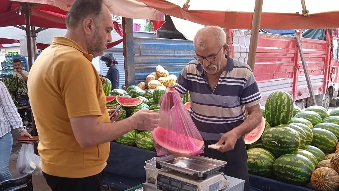 Tamamını alamayan yarım veya çeyrek karpuzu tercih ediyor