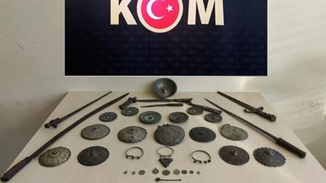 Tarihi eser kaçakçıları 38 parça eserle yakalandı
