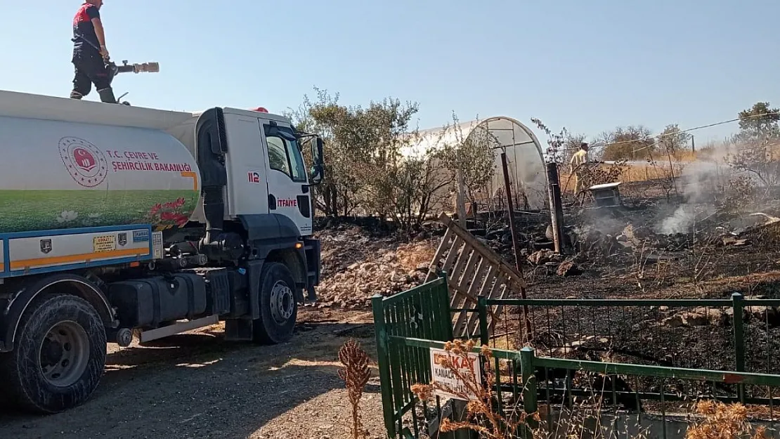 Tarlada Başlayan Yangın Rüzgarın Etkisiyle Seraya Sıçradı