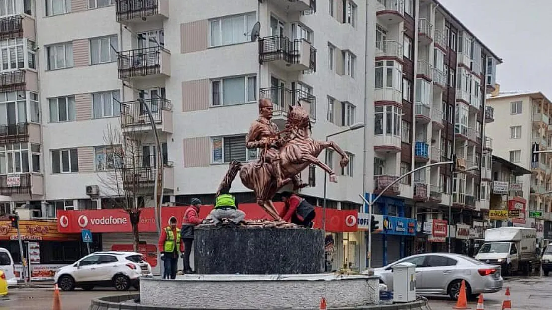 Tartışmaların Ardından 'Atatürk Heykeli' Yerleştirildi