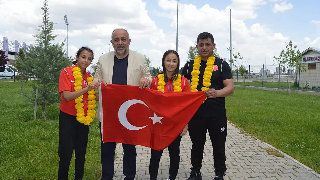 Taşoluklu güreşçiler çiçeklerle karşılandı