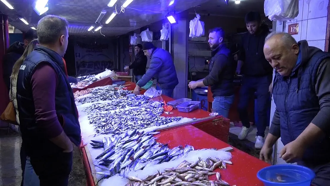 Tavşanlı Balık Pazarı'na Her Gün Taze Balık Geliyor