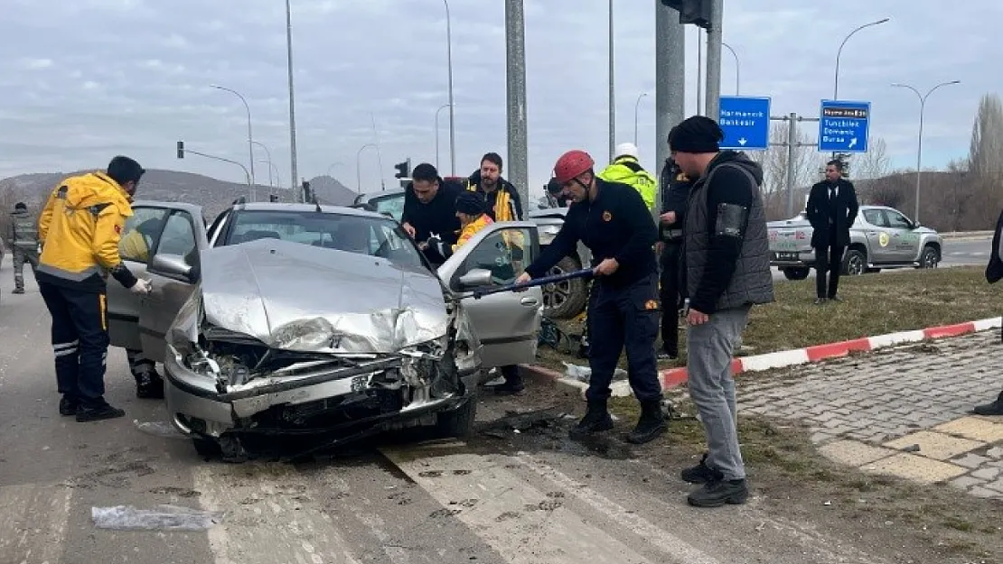 Tavşanlı'da Otomobil ile Kamyonet Çarpıştı: 4 Kişi Yaralandı