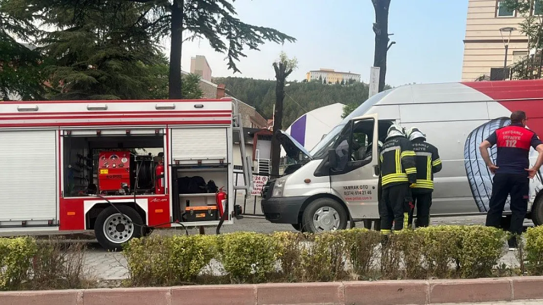 Tavşanlı'da Seyir Halindeki Minibüs Alev Aldı