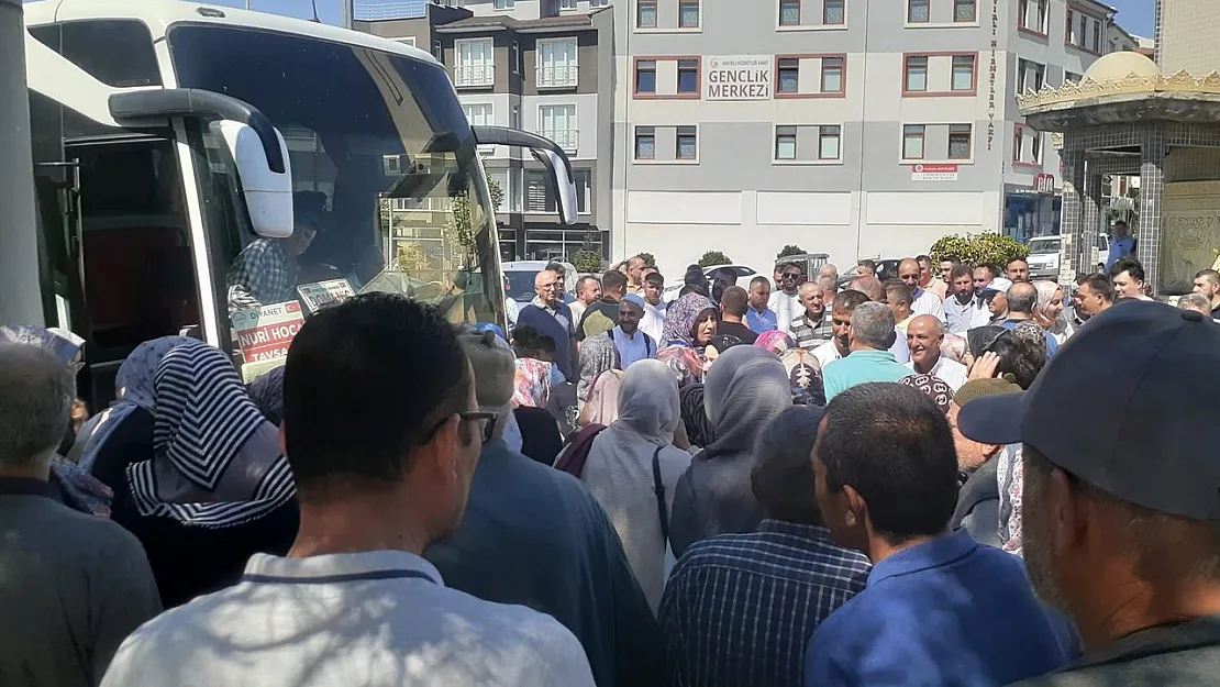 Tavşanlı'da Umreciler Ulu Cami'nden Dualarla Uğurlandı