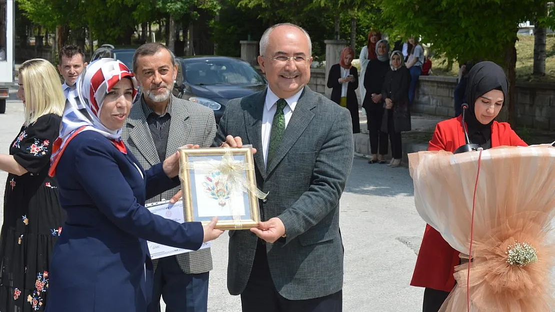 Tavşanlı Halk Eğitim Merkezi’nin Yıl Sonu Sergisi açıldı