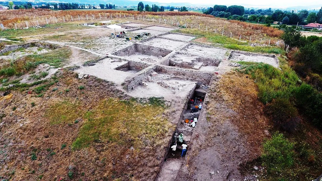 Tavşanlı Höyük kazılarında 3 bin 700 yıllık insan beyni ve deri kalıntıları çıktı