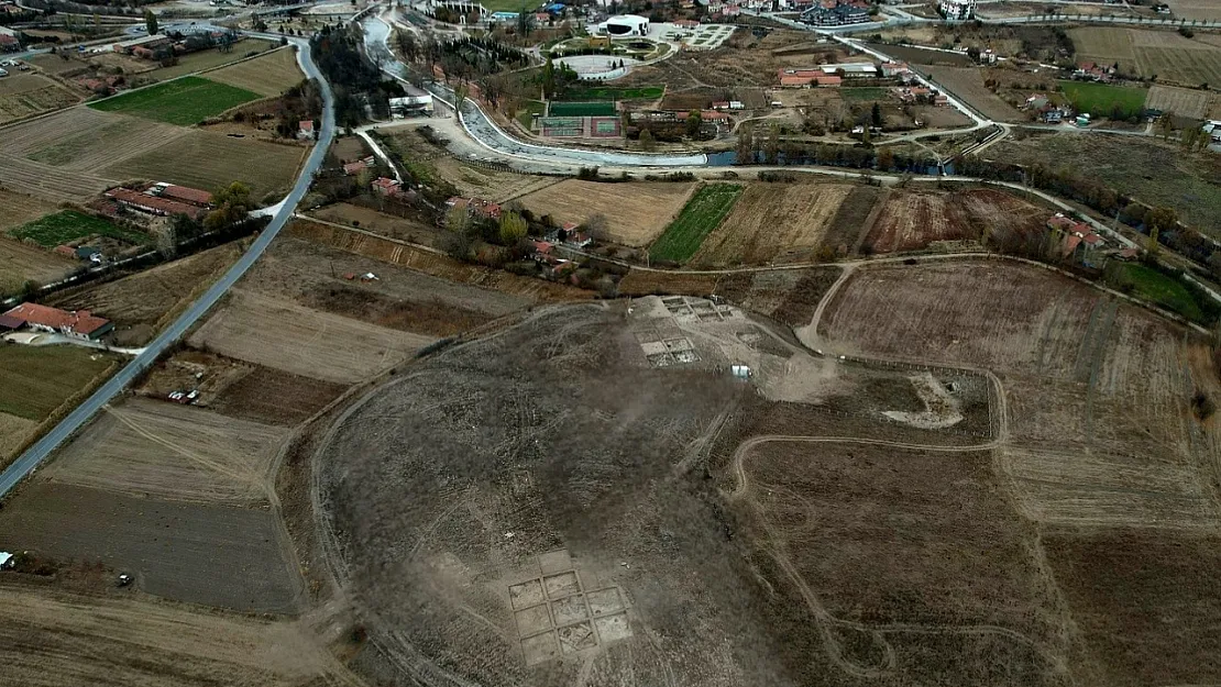 Tavşanlı Höyük'te 3 Bin 200 Yıllık Eserler Bulundu