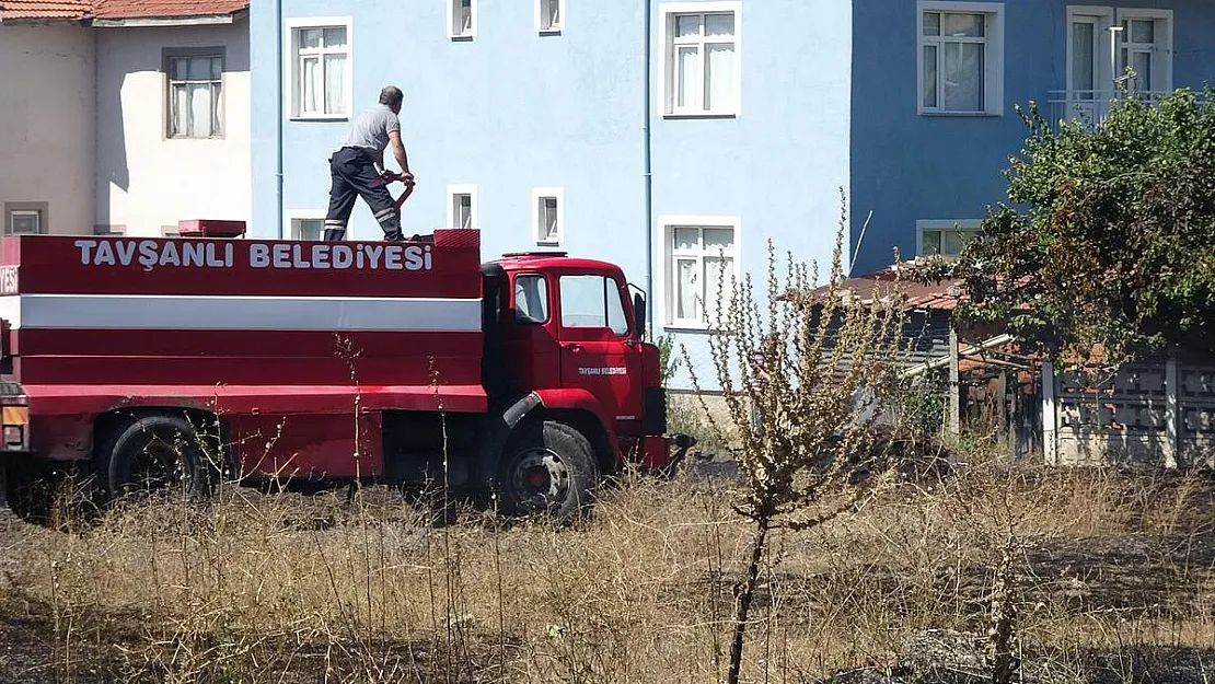 Tavşanlı’da ot yangını evlere ulaşmadan söndürüldü