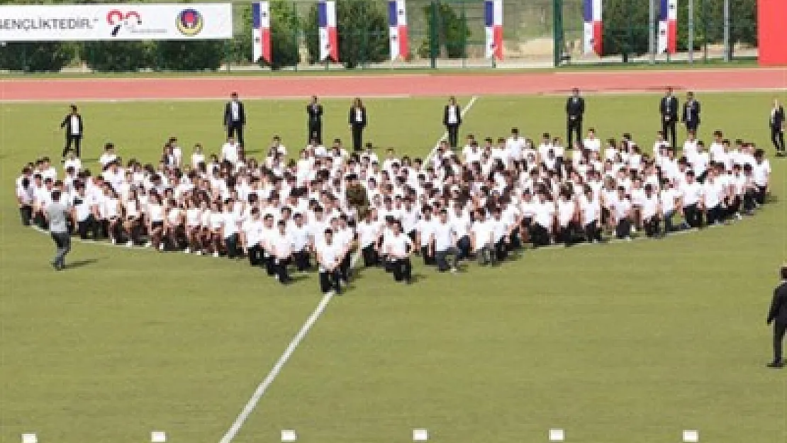 TED'den binlerce öğrenciyle Vals ve Zeybek gösterisi