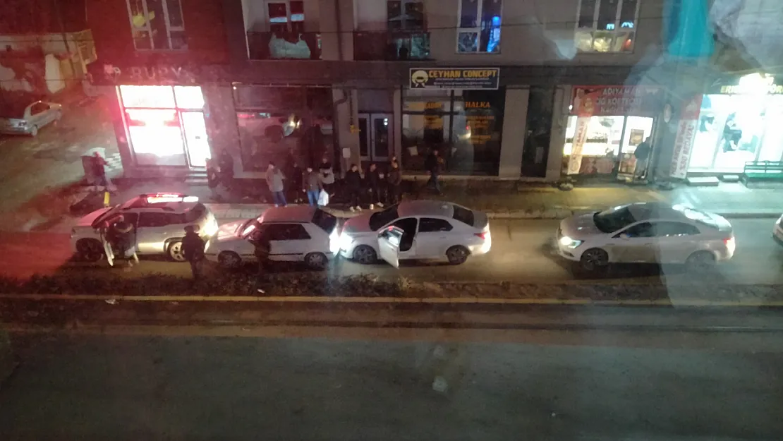 Tek Şeritli Yolda 3 Aracın Karıştığı Zincirleme Kaza Trafiği Kilitledi