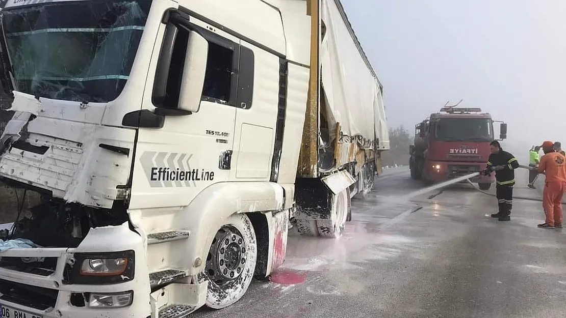 Tır devrildi:  Afyonkarahisar-Antalya yolu 2 saat kapandı