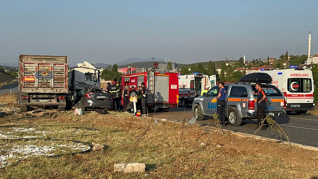 Tır İle Otomobil Çarpıştı: 1 Ölü, 3 Yaralı