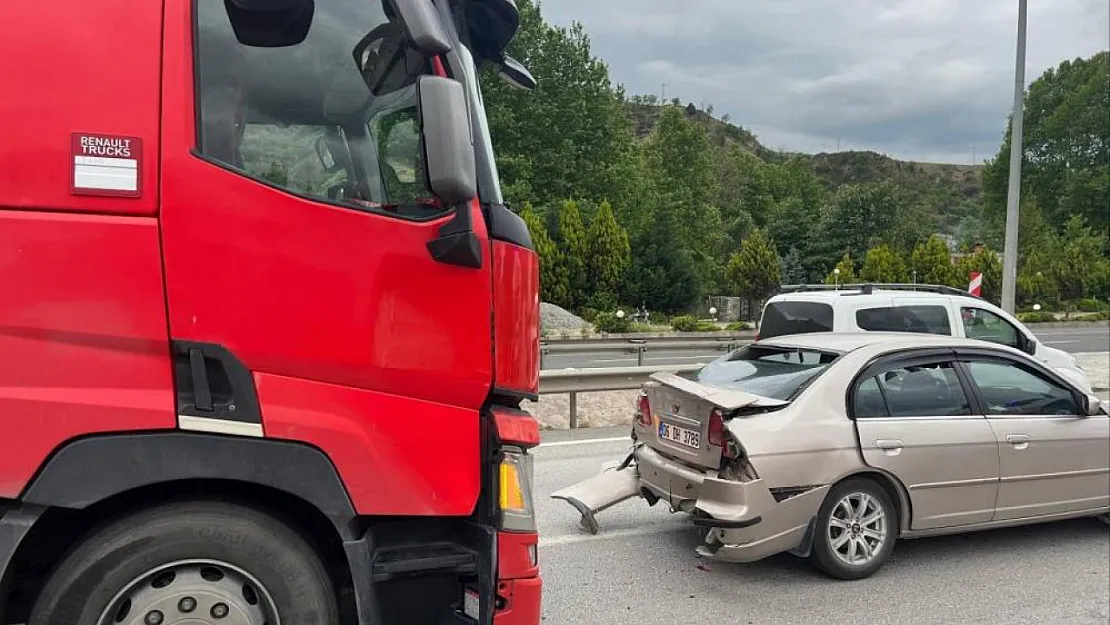 Tır Otomobile Arkadan Çarptı, 2'si Çocuk 3 Kişi Yaralandı